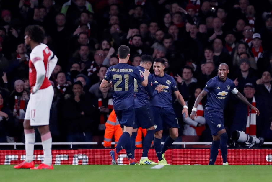 PEMAIN United meraikan gol Sanchez. FOTO/AFP