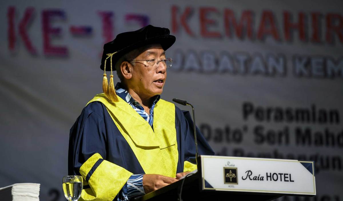 MAHDZIR menyampaikan ucapan perasmian pada Majlis Konvokesyen Kemahiran Malaysia Ke-13 Jabatan Kemajuan Masyarakat (KEMAS). FOTO BERNAMA