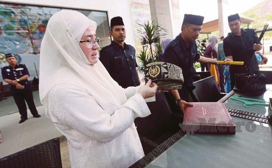 RAJA Permaisuri Agong melihat tanjak milik almarhum Paduka Ayahanda Sultan Ahmad Shah Al-Musta’in Billah di Muzium Sultan Abu Bakar, Pekan, semalam.