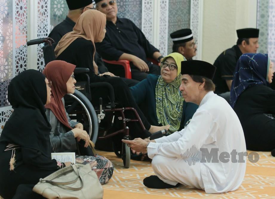 ANTARA rakan artis yang menziarah keluarga arwah Dahlan di Masjid Saidina Abu Bakar As Siddiq, Bangsar. FOTO Mohd Yusni Ariffin