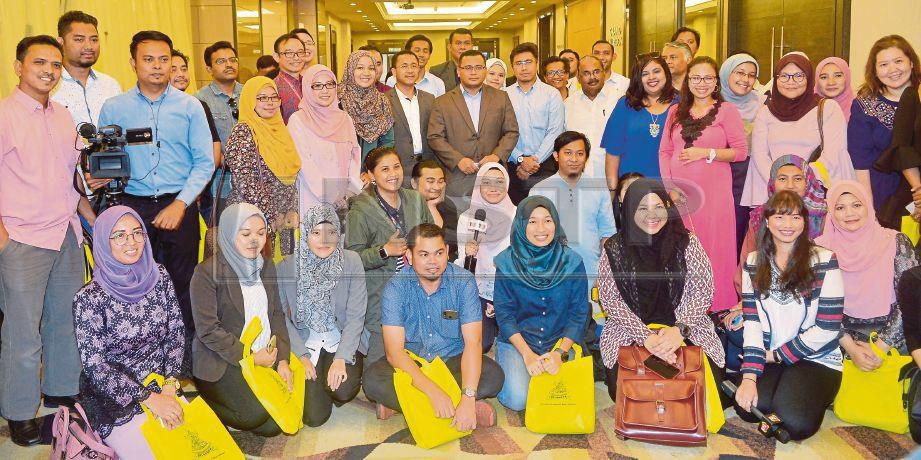 AMIRUDIN (tengah) bersama wakil media yang hadir pada Majlis Ramah Mesra dan Hi-Tea Bersama Menteri Besar Selangor di Shah Alam, hari ini. FOTO Faiz Anuar.