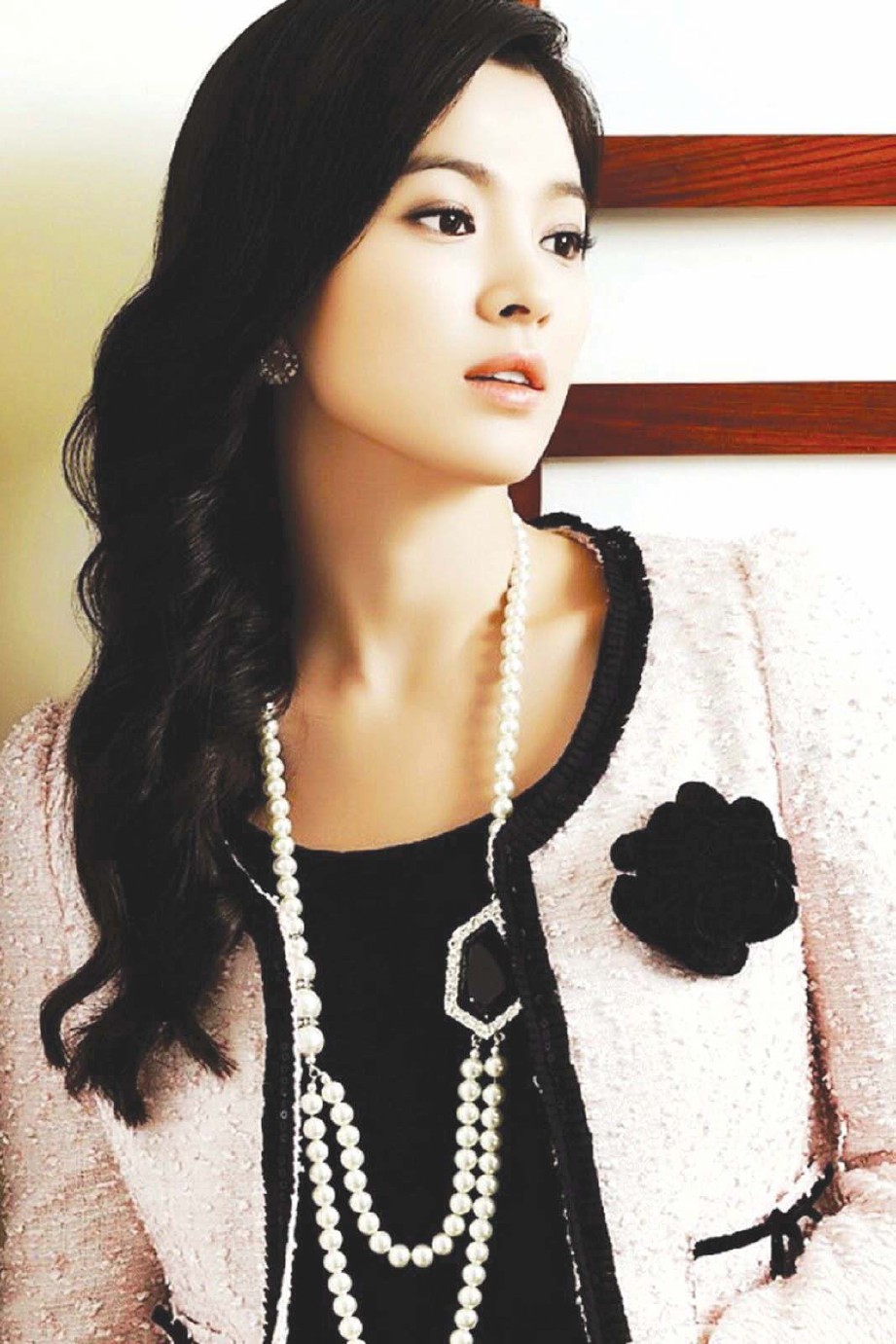 GAYA rambut Song Hye Kyo juga menjadi tarikan ramai.