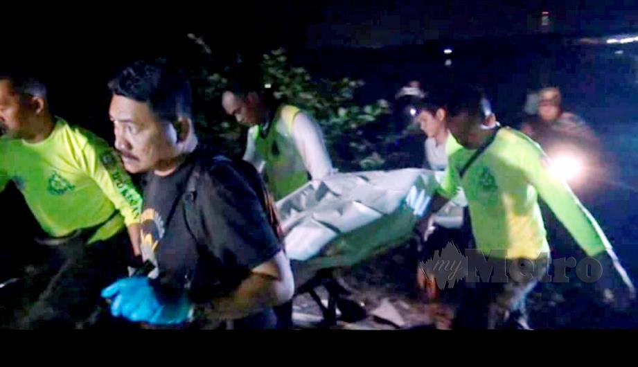 ANGGOTA polis mengangkat mayat Ramli yang ditemui di dalam botnya di Sungai Pengkalan Barang, Kuala Kemaman, Chukai, malam tadi. FOTO Rosli Ilham.