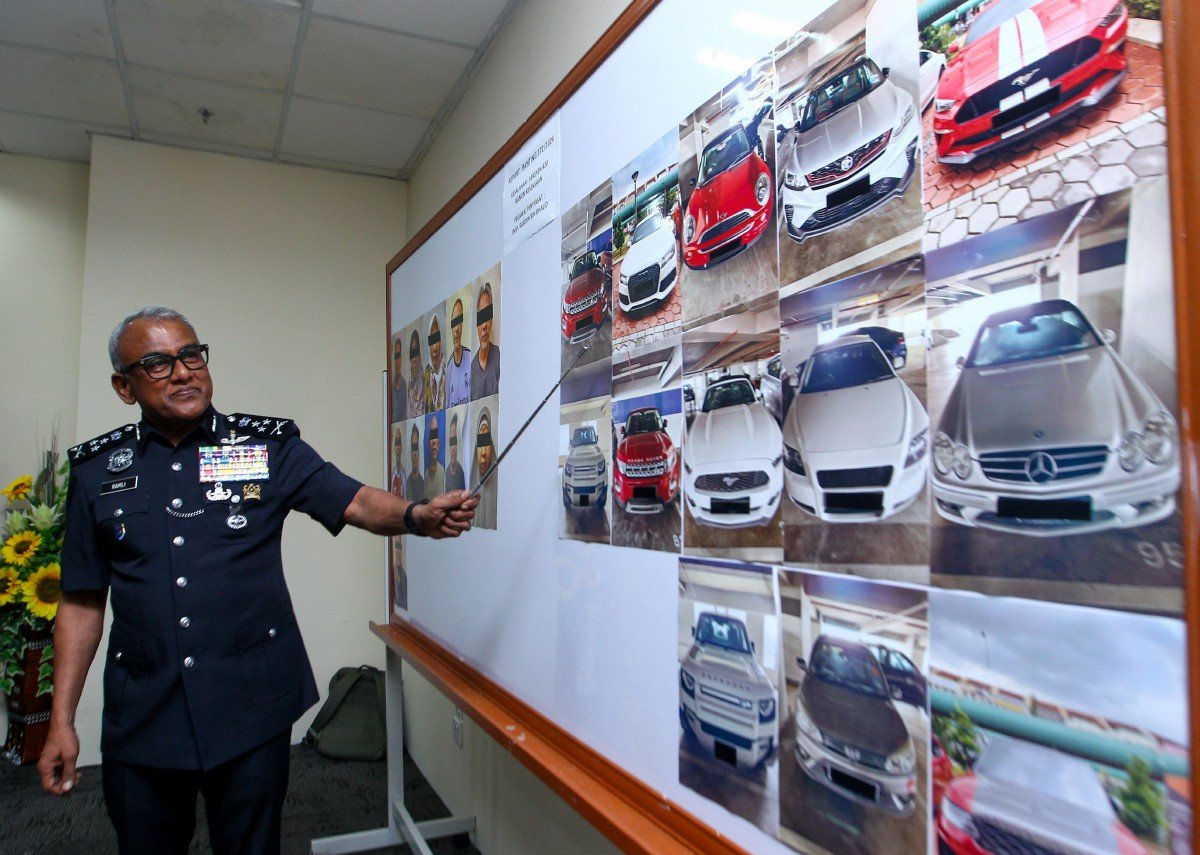 RAMLI menunjukkan hasil siasatan pada sidang media. FOTO Aziah Azmee