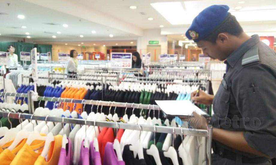 PREMIS yang menjual pakaian berjenama tiruan di pusat beli belah di sekitar Klang  diserbu penguat kuasa Kementerian Perdagangan Dalam Negeri dan Hal Ehwal Pengguna (KPDNHEP). FOTO Ihsan KPDNHEP