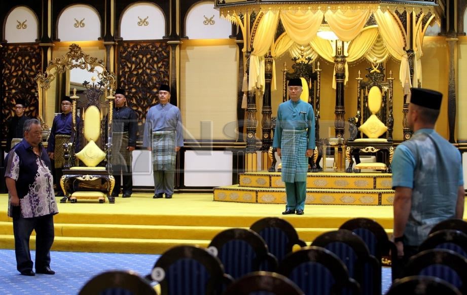 TENGKU Abdul Rahman (kiri) menyaksikan upacara raptai Istiadat Pemasyhuran Sultan Pahang keenam di Balairung Seri, Istana Abu Bakar, Kuantan, hari ini. Foto MUHD ASYRAF SAWAL