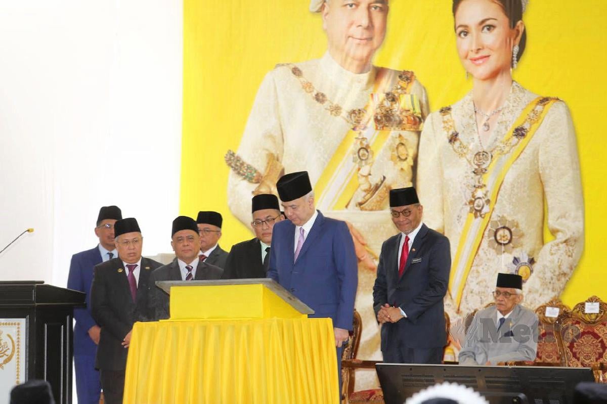Sultan Perak Sultan Nazrin Muizzuddin Shah berkenaan menandatangani plak perasmian Kompleks Wanita Kanak Kanak dan Kardiolagi Hospital Raja Permaisuri Bainun Ipoh. FOTO L.MANIMARAN