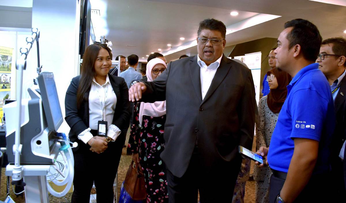 AB Rauf (tengah) melawat tapak pameran peralatan perubatan selepas merasmikan 6th National Paramedic Emergency Update Melaka 2024 (I-Premium) di Melaka. FOTO BERNAMA