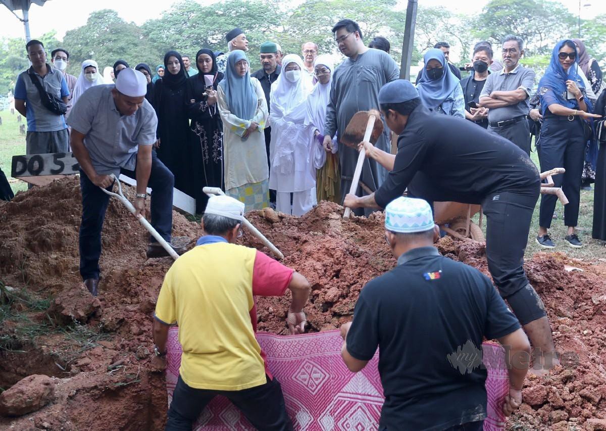 JENAZAH Raymond Goh di kebumikan di Tanah Perkuburan Islam Bukit Kiara. FOTO Fathil Asri