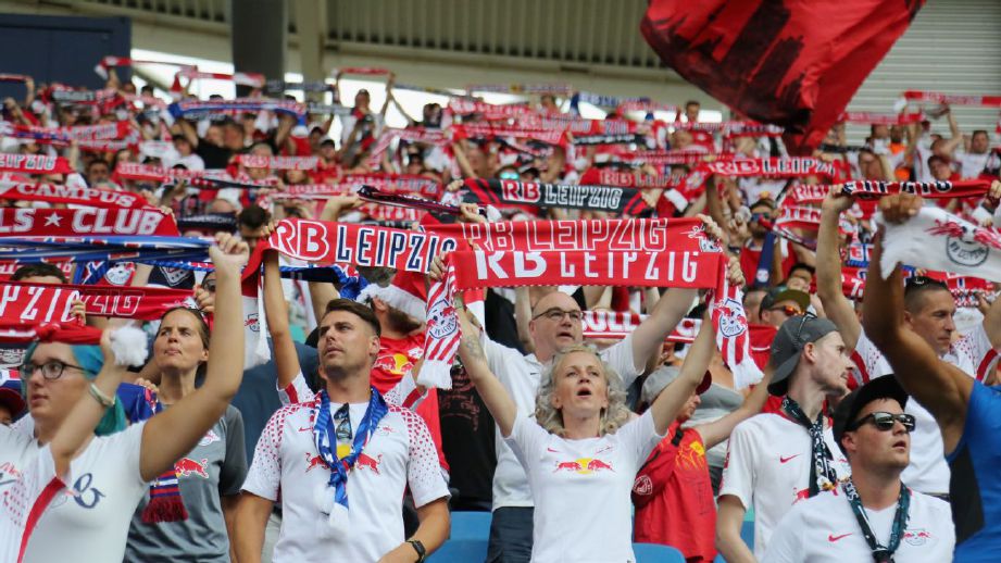 SERAMAI 8,400 penyokong RB Leipzig dibenarkan menyaksikan aksi pembukaan musim ini. FOTO Agensi