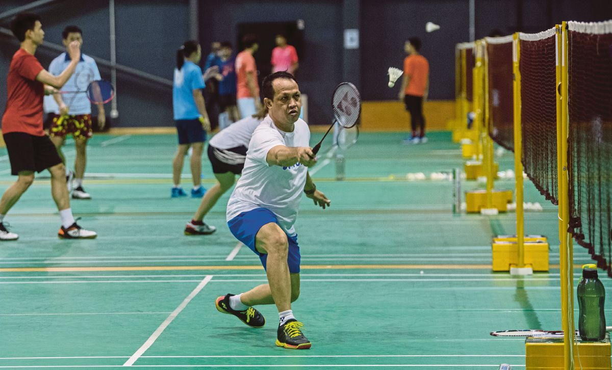 REXY memberi tunjuk ajar ketika  sesi latihan   di Akademi Badminton Malaysia. FOTO Bernama