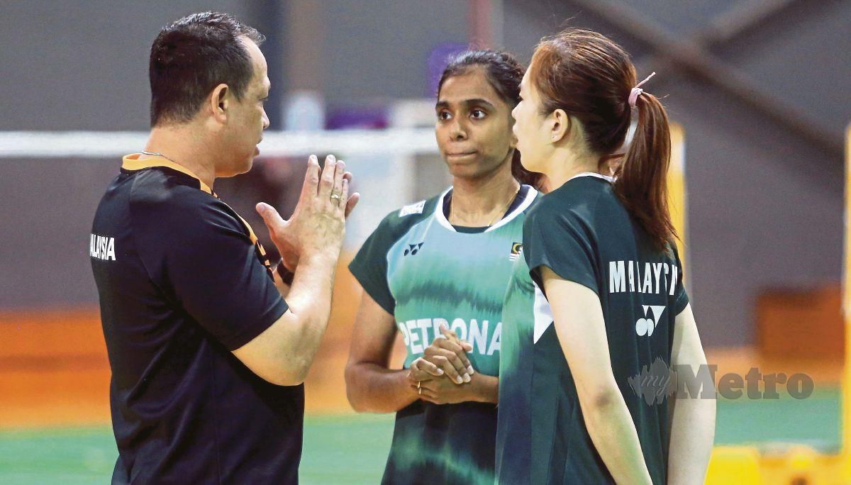REXY berbincang dengan Pearly dan M Thinaah di  di Akademi Badminton Malaysia di Bukit Kiara. 