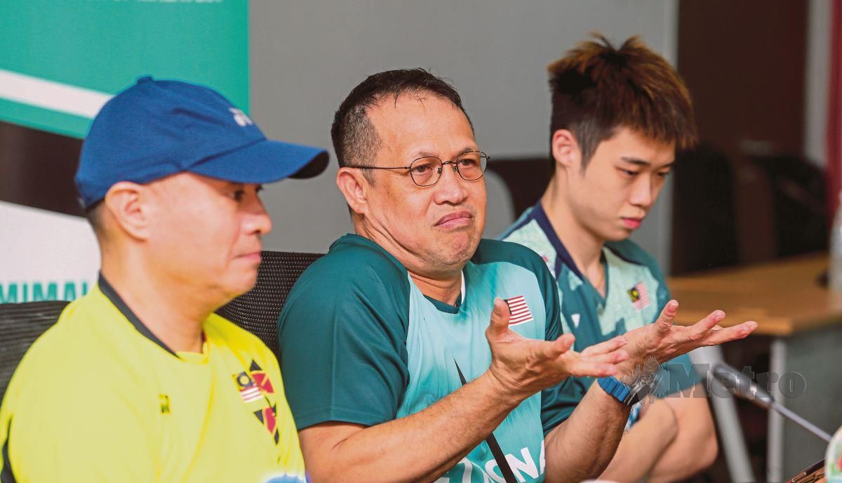 REXY (tengah) ketika sidang media skuad badminton negara di Akademi Badminton Malaysia di Bukit Kiara. FOTO Aswadi Alias