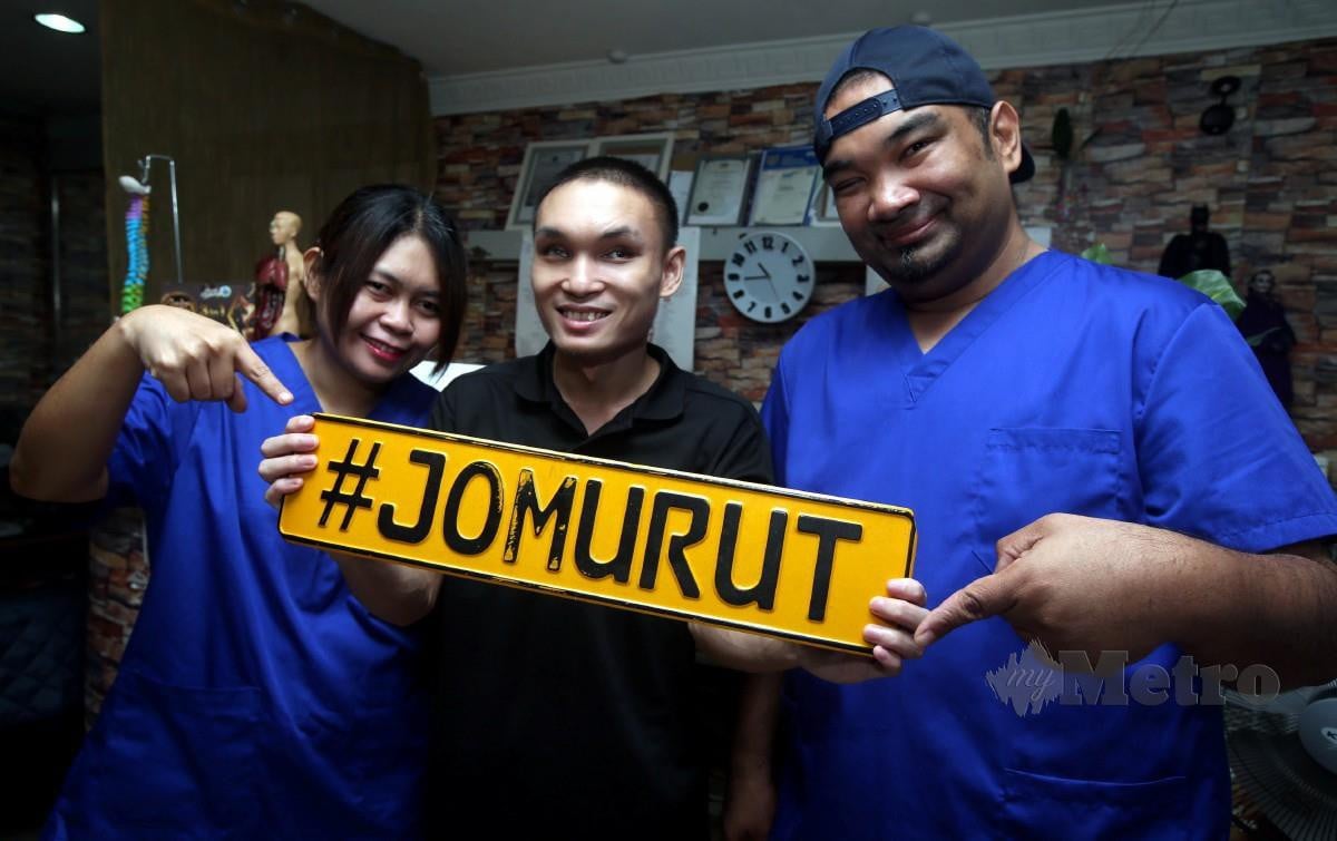 REZAFARISH (kanan) dan isteri, Rohayati bersama pekerja, Wan Muhammad Aiman. FOTO Hairul Anuar Rahim