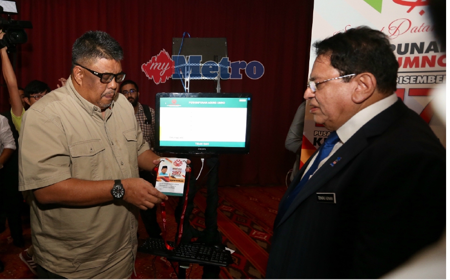 Tengku Adnan dan Setiausaha Kerja UMNO, Datuk Seri Ab Rauf Yusoh menunjukkan mesin pengimbas RFID yang akan digunakan pada PAU 2017. FOTO Mohamad Shahril Badri Saali 