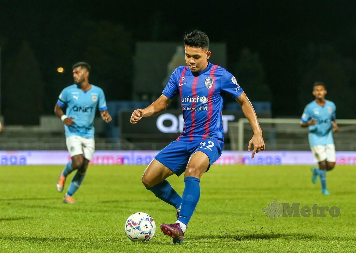 AKSI Pemain JDT, Ariff Aiman Mohd Hanapi pada perlawanan Piala Malaysia Petaling Jaya City FC (PJ City FC) bertemu  Johor Darul Ta'zim (JDT) di Stadium Majlis Bandaraya Petaling Jaya (MBPJ), malam tadi. FOTO Aswadi Alias