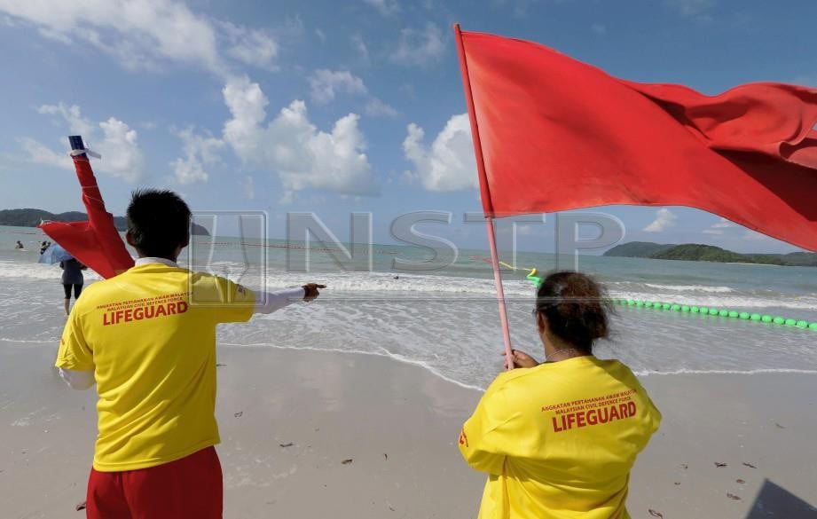 PENGAWAL pantai APM Langkawi mengarahkan pelancong untuk tidak mengadakan aktiviti air di Pantai Chenang berikutan ombak dan angin kuat kesan ribut tropika Pabuk sebelum amaran ditarik balik. FOTO Shahrizal Md Noor