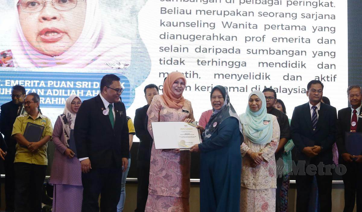 RINA ketika menyampaikan sijil kepada penerima selepas merasmikan Majlis Sambutan Bulan Kaunseling Kebangsaan 2022 di Putrajaya. FOTO Mohd Fadli Hamzah