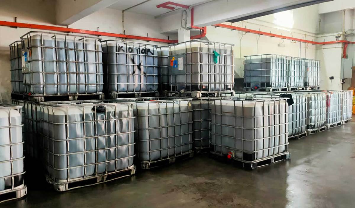 SEBANYAK 36 tangki fiber dirampas dalam serbuan di sebuah kilang tersembunyi di Rawang, Gombak.