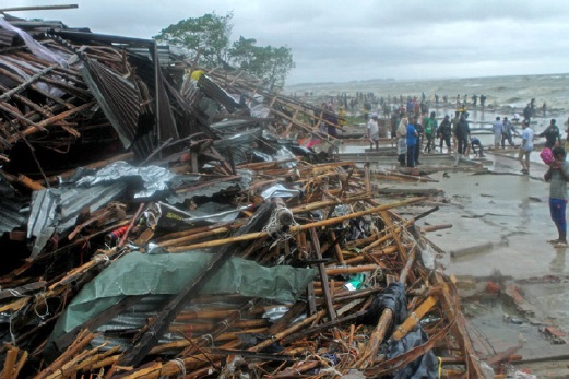 Timbunan sampah sarap dan runtuhan kedai di Pantai Pattenga, Chittagong, selepas dilanda Taufan Roanu, semalam. - Foto EPA
