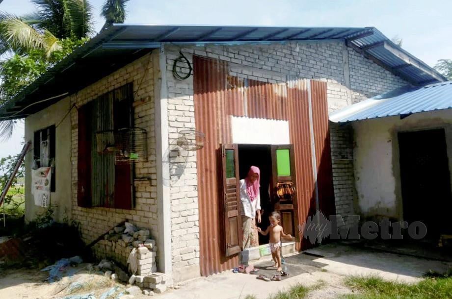 JERLUN 22 APRIL 2019.Keadaan rumah Rohani Othman,40, yang ditampal atap zink di bahagian dinding pintu.STR/NOORAZURA ABDUL RAHMAN