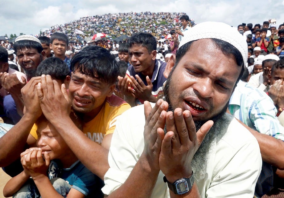 PELARIAN Rohingya berhimpun di kem pelarian Kutupalong. FOTO Reuters