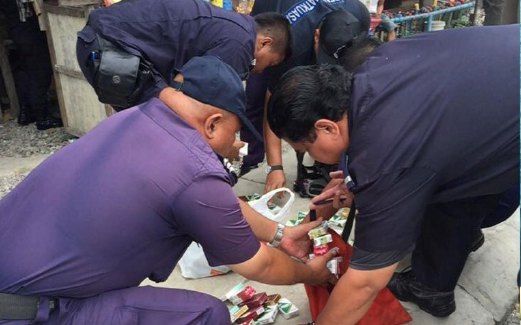 PENGUAT kuasa merampas beberapa kotak rokok seludup dalam serbuan di Kampung Sundang.