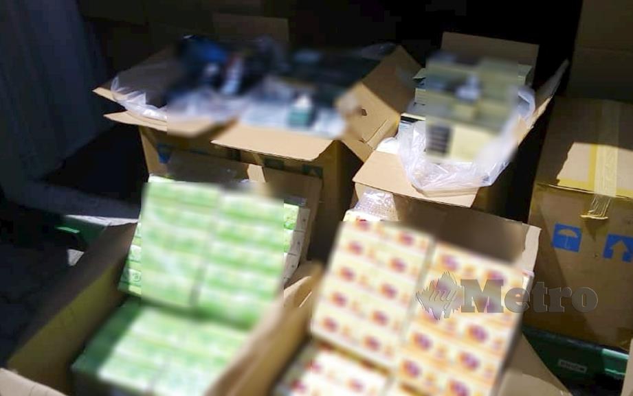 SEBAHAGIAN daripada 25,000 karton rokok yang disorok dalam kontena di Pelabuhan Miri. FOTO Ihsan Jabatan Kastam