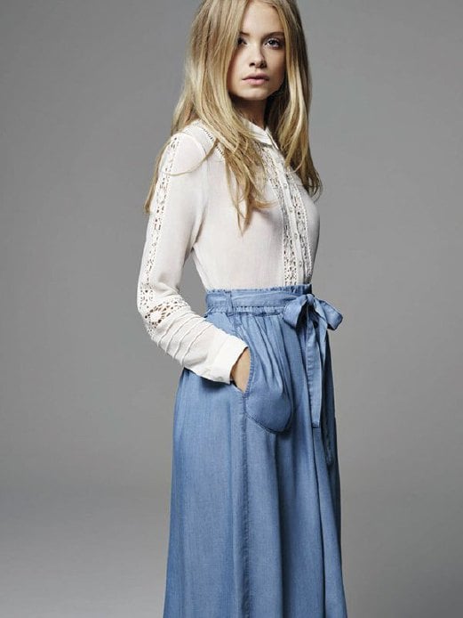 PADANAN blaus longgar dan skirt serlahkan gaya feminin.