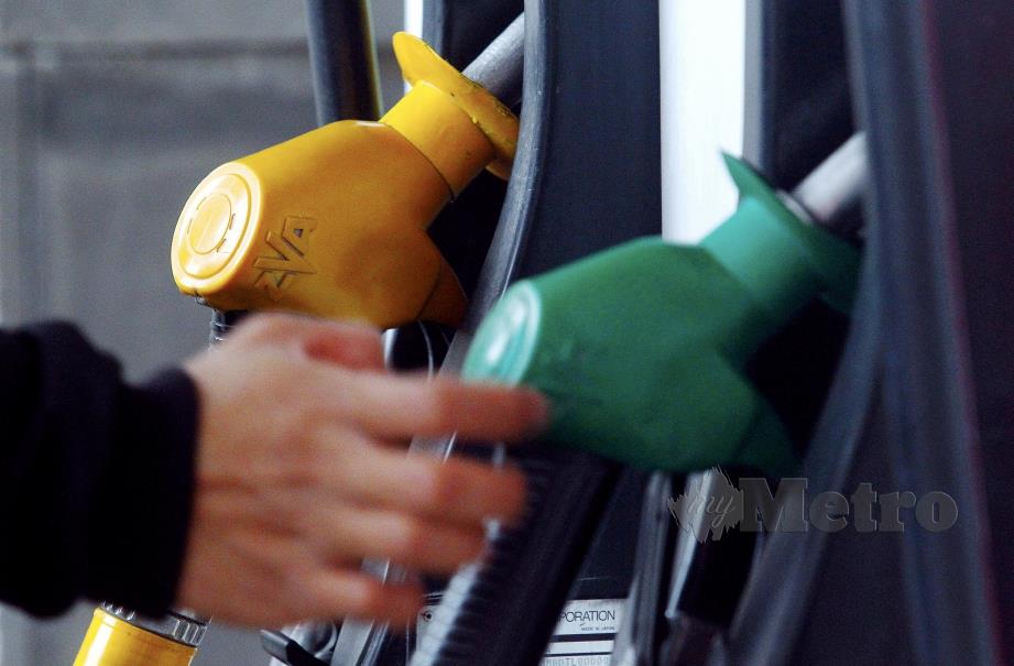 KUALA LUMPUR 31 DISEMBER 2018. Penetapan harga minyak petrol dan diesel ditangguh sementara buat masa ini ketika tinjauan di Stesen Shell Jalan Bangsar. NSTP/AZHAR RAMLI