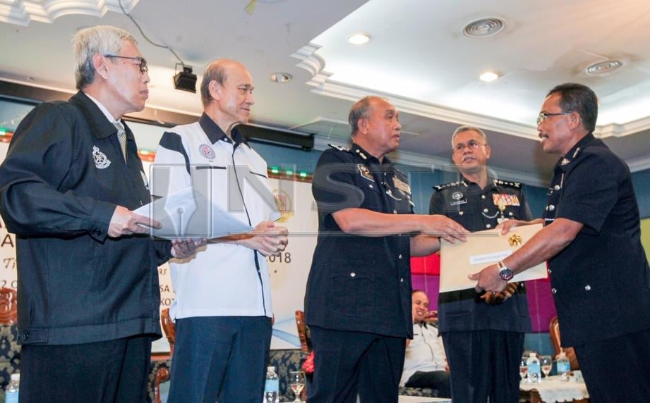 ROSLI (tiga dari kiri) bersama Lee (dua dari kiri) dan Hasanuddin (dua dari kanan) ketika menyampaikan sijil kepada peserta majlis Perasmian Seminar Pencegahan Jenayah Rentas Sempadan Negeri Kelantan di Kota Bharu, semalam. FOTO Syamsi Suhaimi.