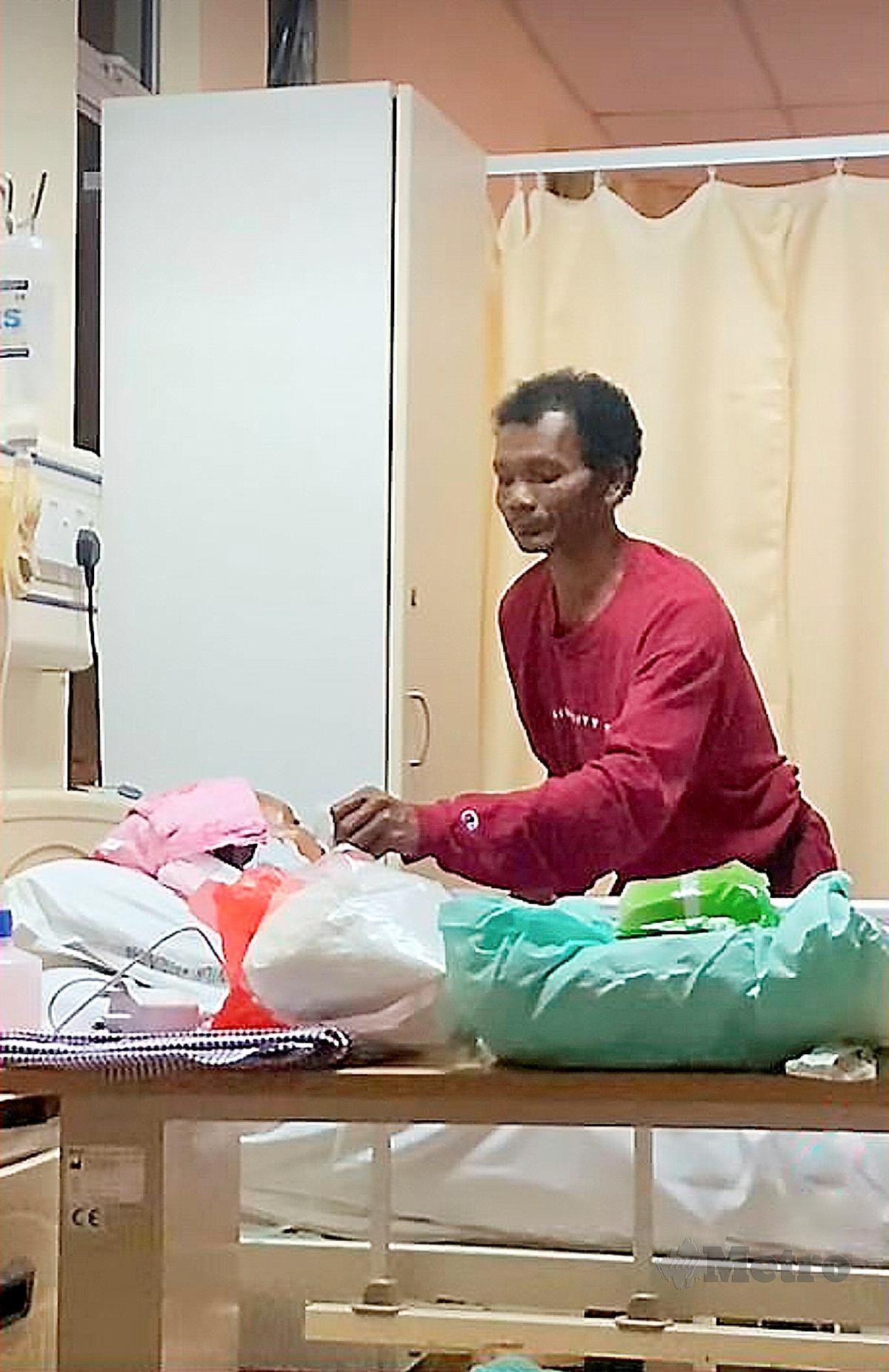 ROSLAN menguruskan keperluan isterinya di HSIP, Kuala Krai. FOTO Paya Linda Yahya 