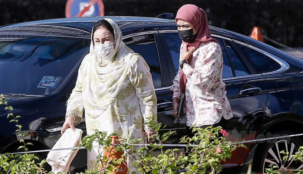 Rosmah Mansor menunggu dipekarangan Kompleks Mahkamah Kuala Lumpur hari ini, bagi perbicaraan kes projek solar hibrid selepas tidak dibenarkan masuk berikutan paparan status MySejahtera beliau sebagai kontak rapat dengan kes COVID-19. FOTO HAZREEN MOHAMAD