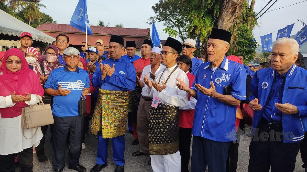 Muhammad (dua kanan) hadir memberi sokongan kepada calon Dun Batang Kali, Mohd Isa (tiga kiri) dan Dun Hulu Bernam, Mohd Amran (tiga kanan) di perkarangan Pejabat Umno Bahagian Hulu Selangor. FOTO Rosman Shamsudin.