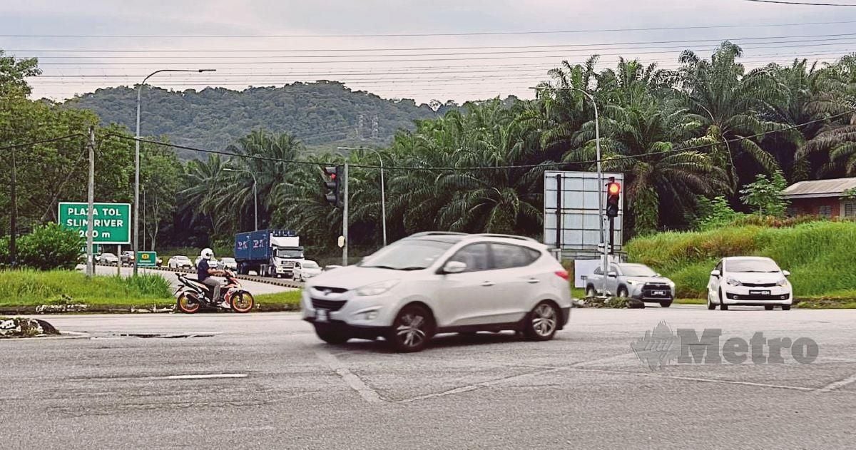 Pengguna Lebuh Raya Utara Selatan (PLUS) menggunakan susur keluar di Plaza Tol Slim River untuk mengelakkan kesesakan menuju ke Jalan Persekutuan Ipoh-Kuala Lumpur. FOTO ROSMAN SHAMSUDIN.