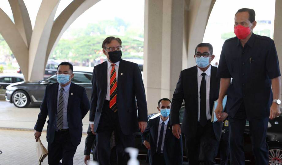 ABANG Johari tiba di Kompleks DUN Sarawak untuk menghadiri persidangan sehari Dewan Undangan Negeri (DUN) Sarawak, hari ini. FOTO Ihsan UKAS
