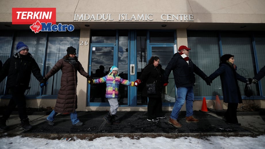 ORANG ramai di luar Pusat Islam Imdadul ketika solat Jumaat di Toronto. FOTO Reuters