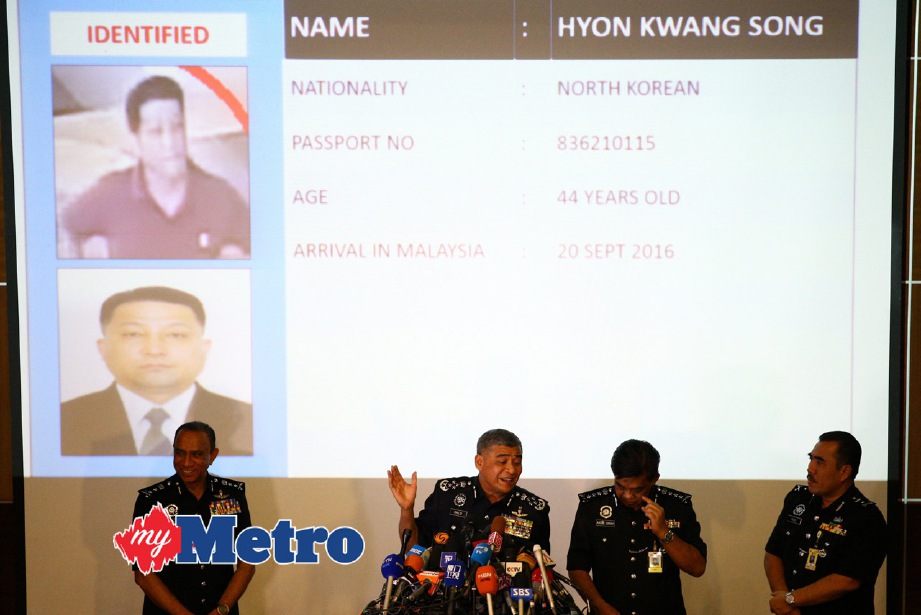 KHALID (dua kiri) menunjukkan identiti Kwan-song ketika sidang media di Bukit Aman, semalam. FOTO Reuters
