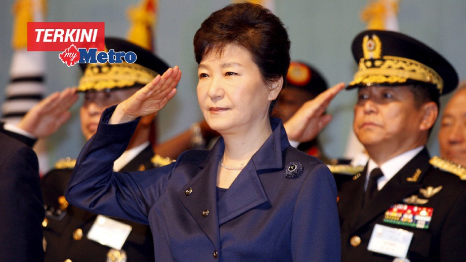 PARK Geun-Hye (tengah). FOTO Reuters
