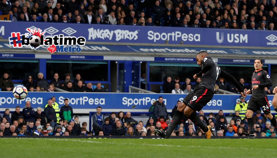 LACAZETTE menambah luka Everton dengan jaring gol ketiga Gunners. -Foto Reuters
