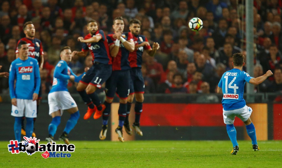 MERTENS (kanan) jaring gol pembukaan buat Napoli dalam pertemuan menentang Genoa. -Foto Reuters