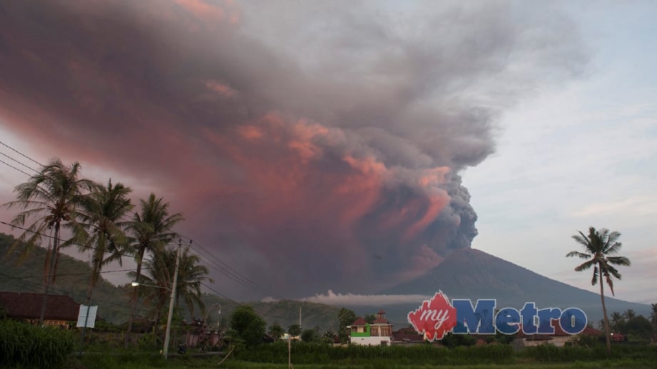 LETUSAN Gunung Agung kelihatan dari Kampung Culik, Karangasem, Bali. FOTO Reuters/Antara Foto