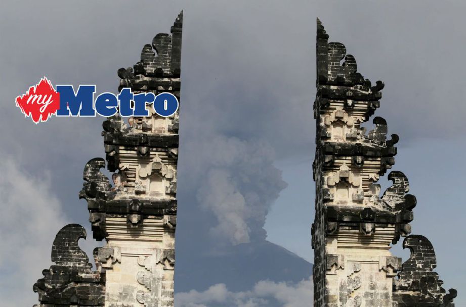 Letusan Gunung Agung yang dirakam dari Kuil Lempuyang Temple di Karangasem, Bali, Indonesia. Foto Reuters.