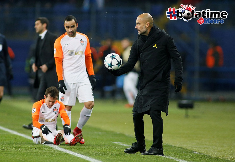 GUARDIOLA (kanan) puas hati dengan aksi pemain muda yang diturunkan. -Foto Reuters