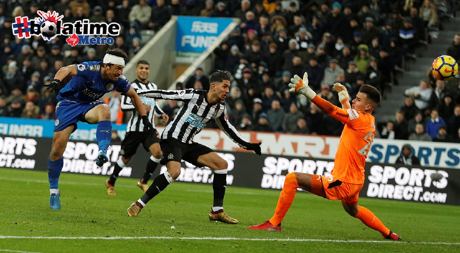 AYOZE Perez (tengah) jaring gol sendiri sekali gus berikan kemenangan kepada Leicester. -Reuters