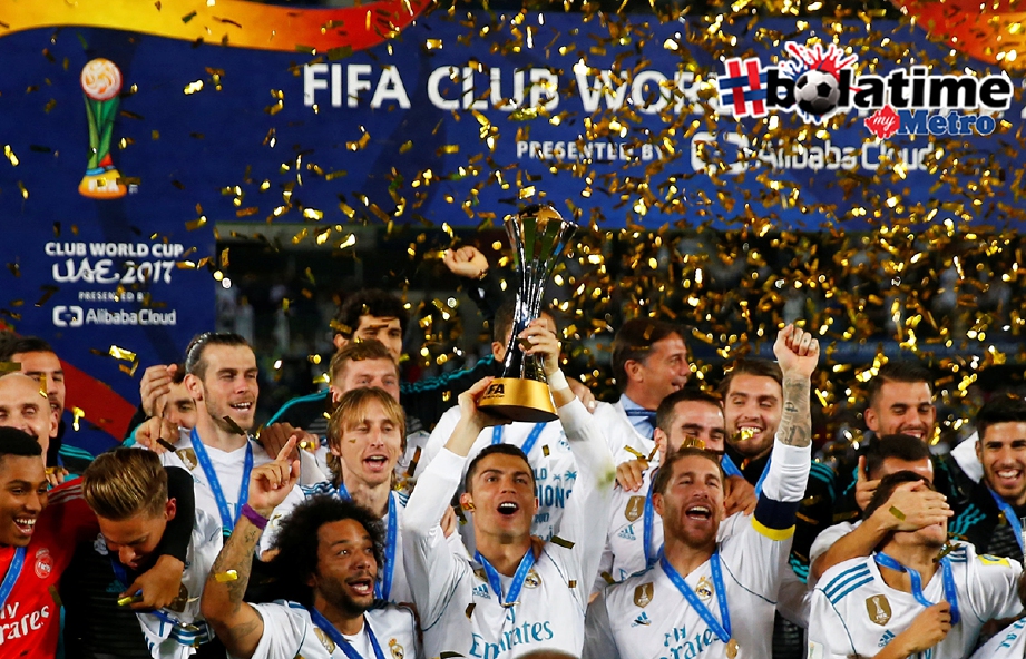 RONALDO (tengah) dan rakan sepasukan meraikan kejayaan mereka menjulang Piala Dunia Kelab FIFA selepas menewaskan Gremio 1-0. -Foto Reuters