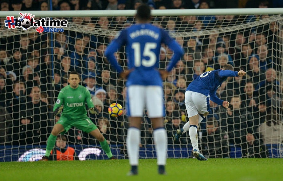 ROONEY (kanan) jaring gol ketiga Everton. -Foto Reuters