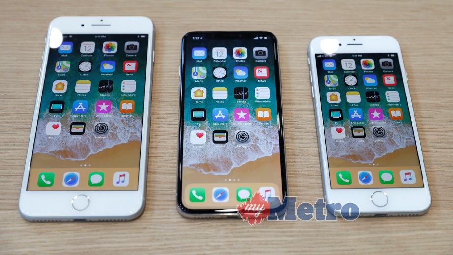 (DARI kiri) Telefon pintar iPhone 8 Plus, iPhone X dan iPhone. FOTO Reuters