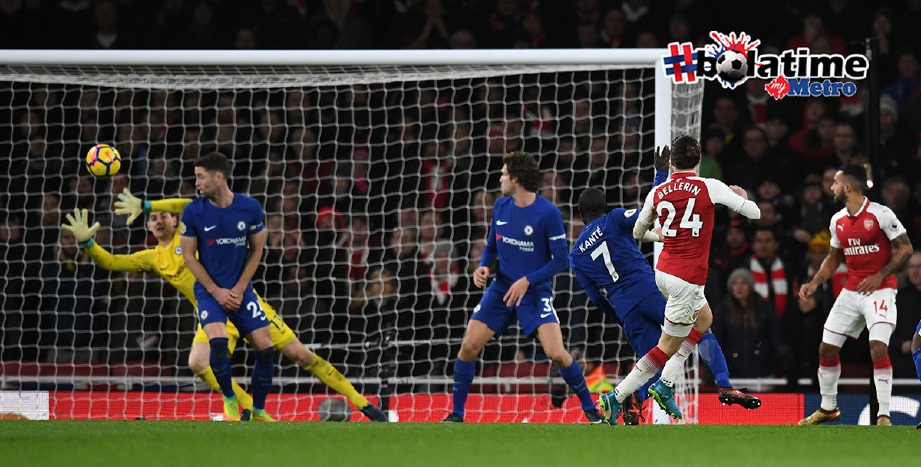 BELLERIN (dua dari kanan) jaring gol penyamaan buat Arsenal ikat Chelsea. -Foto Reuters 