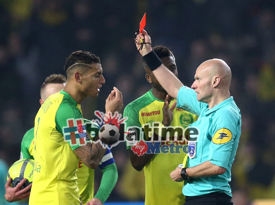 CHAPRON (kanan) melayangkan kad merah kepada Carlos selepas menyepak pemain Nantes itu. -Foto Reuters